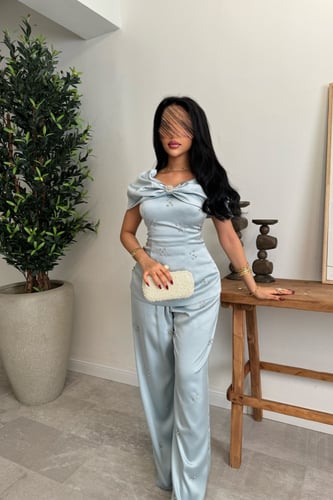 طقم عيد فاخر بتفاصيل كريستالية من ريڤــان