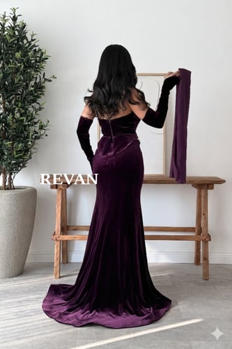 فستان مخملي عودى فاخر بلمسة ملكية وتطريز كريستالي