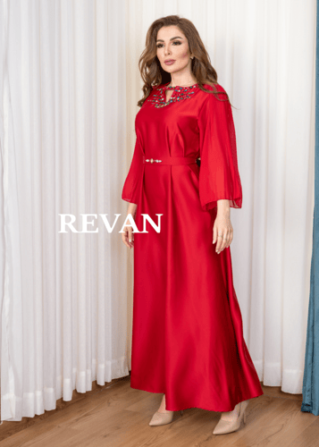 فستان ملكي بتصميم أنيق ولمسات فاخرة