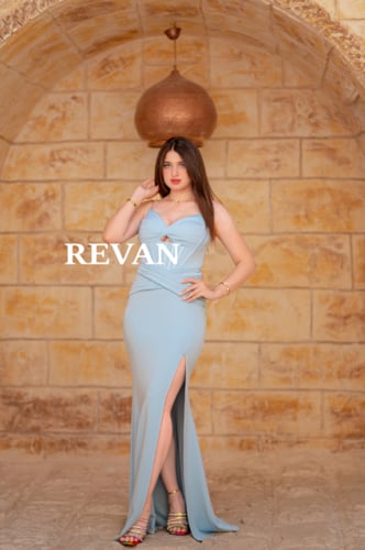 فستان سهرة أنيق بقصة ضيقة وشق أمامي