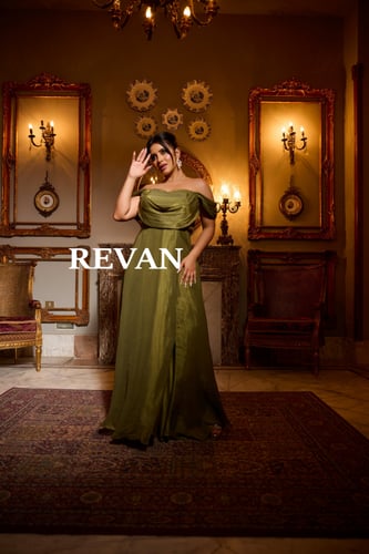 فستان سهرة بكتف واحد بطيات أنيقة من REVAN