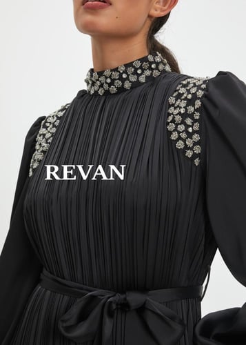 فستان بليسيه أنيق بتصميم راقٍ ولمسات فاخرة