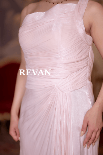 فستان سهرة لامع بكتف واحد تصميم فاخر بفتحة جانبية