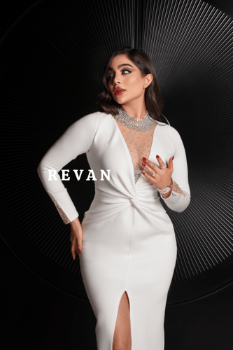 فستان أنيق بتصميم ملتف ورقبة مرصعة بالكريستال