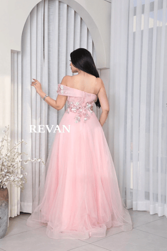 فستان تول مطرّز بالورود من ريڤــان