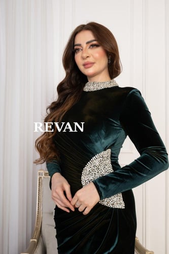 فستان قطيفه ريڨان مرصع بالكريستال