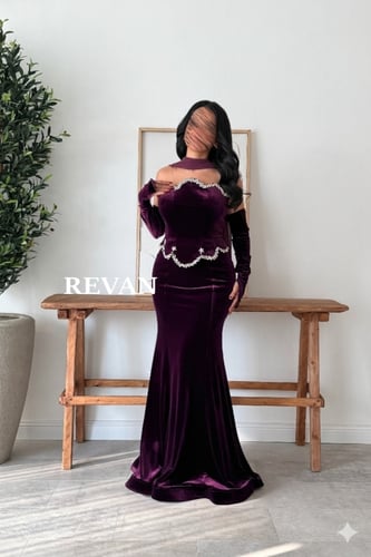 فستان مخملي عودى فاخر بلمسة ملكية وتطريز كريستالي