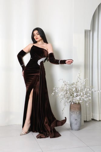 فستان سهرة بقصة أنيقة مع ذيل انسيابي من ريڤــان