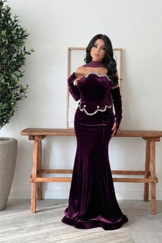 فستان مخملي فاخر بلمسة ملكية وتطريز كريستالي