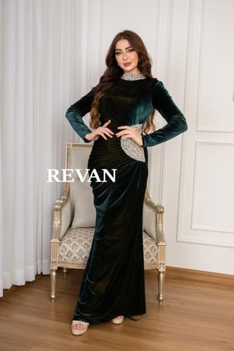 فستان قطيفه ريڨان مرصع بالكريستال