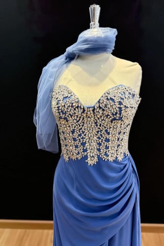 فستان سهرة ستراس فضي مع كسرات وفتحة جانبية من ريڤـ...