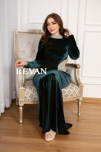 فستان قطيفه ريڨان مرصع بالكريستال