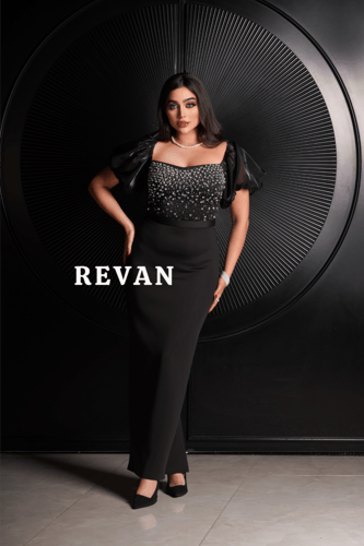 فستان ملكي مزين بالأحجار الكريستالية