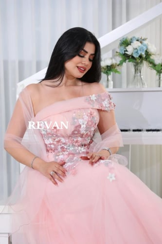 فستان تول مطرّز بالورود من ريڤــان