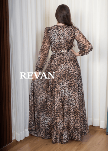 فستان بنقشة جريئة وأسلوب أنيق لا يُقاوم