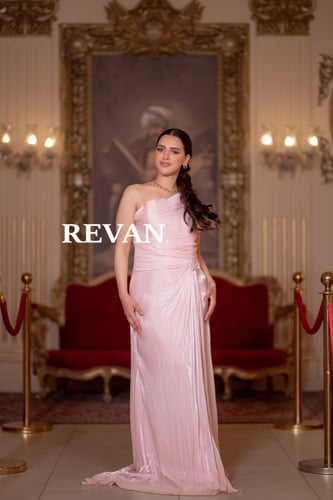 فستان سهرة لامع بكتف واحد تصميم فاخر بفتحة جانبية