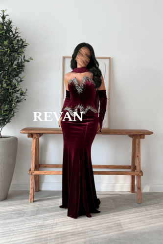 فستان مخملي سحر الإطلالة الملكية