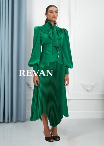 تنورة بليسيه أنيقة بتصميم عصري بحزام مميز