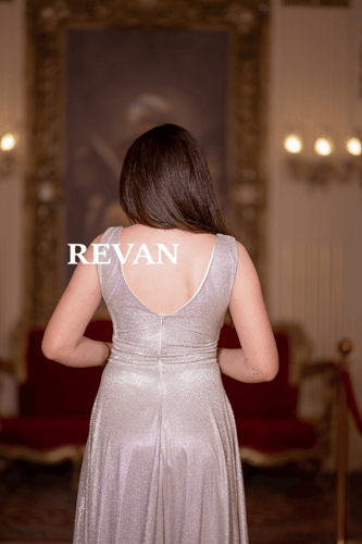 فستان سهرة لامع بطبقة ملساء وقصة واسعة أنيقة