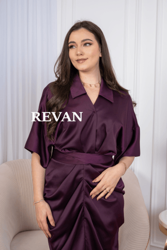 فستان ساتان بتصميم أنيق ولمسات فاخرة