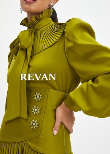 تنورة بليسيه أنيقة بتصميم عصري بحزام مميز