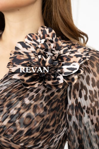 فستان ماكسي بنقشة النمري لإطلالة جريئة وأنيقة