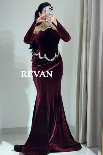 فستان مخملي عودى فاخر بلمسة ملكية وتطريز كريستالي