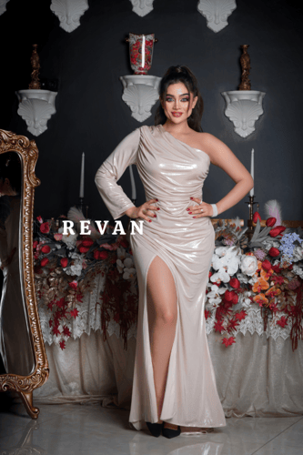 فستان بكتف واحد بتصميم لامع وشق جانبي جذاب