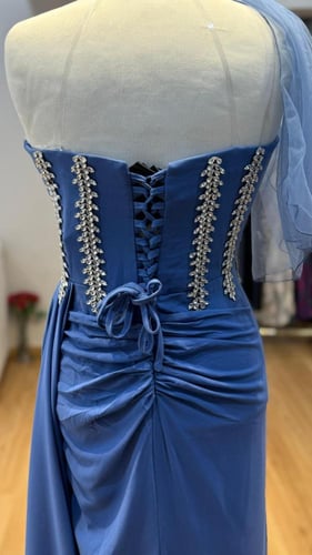 فستان سهرة ستراس فضي مع كسرات وفتحة جانبية من ريڤـ...