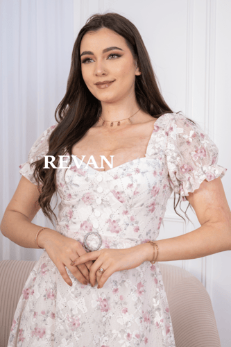 فستان ناعم بطبعات ورود رومانسية