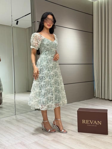 فستان ميدي دانتيل أناقة ناعمة من ريڤــان