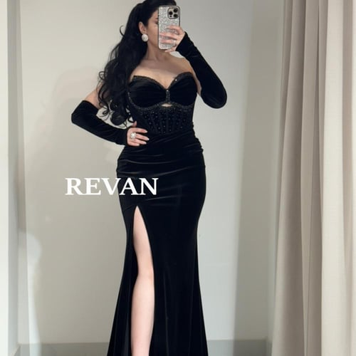 فستان سهرة مخملي بكورساج مرصع وشق جانبي من ريڤــان