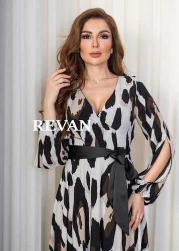 فستان بنقشة جريئة بتصميم أنثوي أنيق