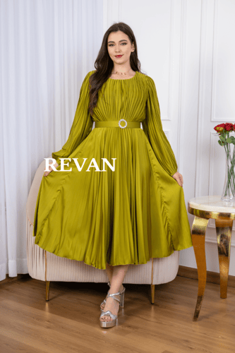 فستان بليسيه بتصميم أنيق وانسيابي