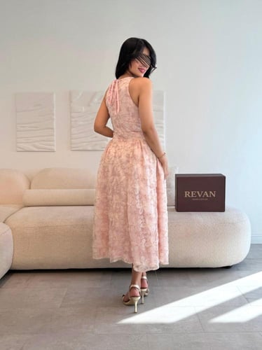 فستان عيد ميدي مزخرف بالورود من ريڤــان