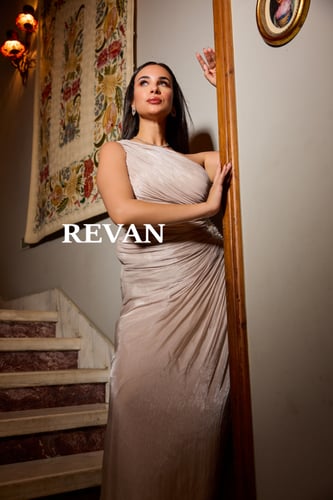 فستان سهرة بكتف واحد وطيات ملتفة مع لمسة كريستالية