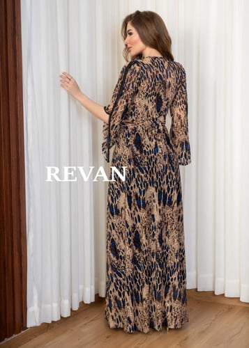 فستان نمري فاخر بتصميم أنيق ولمسات أنثوية جذابة