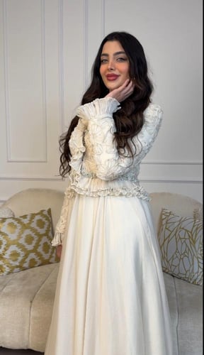 فستان عيد طويل بتفاصيل دانتيل وكرانيش ناعمة أناقة...