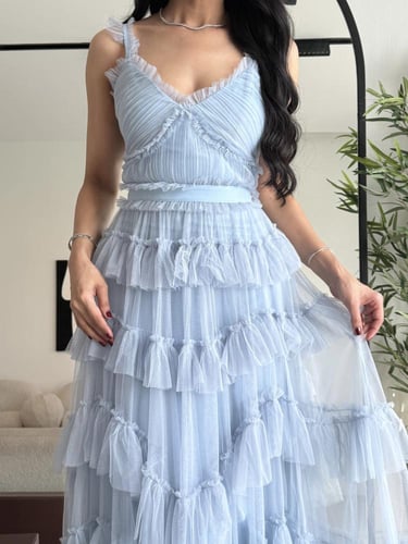 فستان عيد طويل أنيق بطبقات تول وتصميم أنثوي من ريڤ...