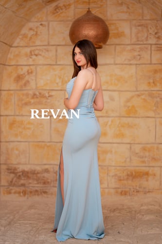 فستان سهرة أنيق بقصة ضيقة وشق أمامي