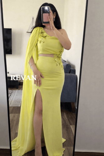 فستان سهرة بحري بكتف واحد وتطريز زهري من ريفان