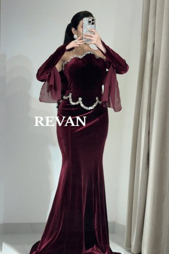 فستان مخملي عودى فاخر بلمسة ملكية وتطريز كريستالي