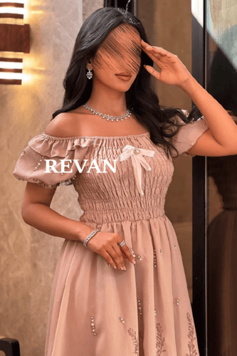 فستان بتصميم أنيق ورومانسي