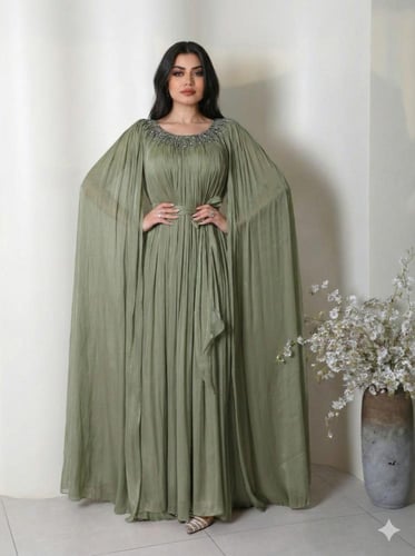 جلابية ملكية بكسرات انسيابية وتطريز علوي فاخر من ر...