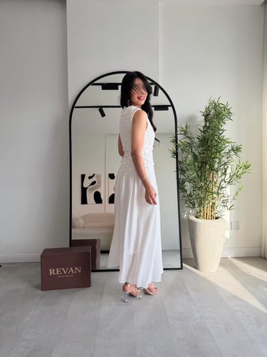 فستان عيد ميدي بدانتيل ناعم وقصة انسيابية من ريڤــ...