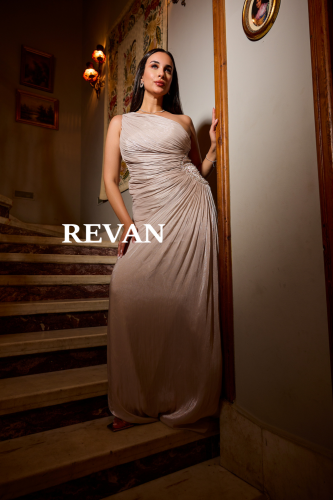 فستان سهرة بكتف واحد وطيات ملتفة مع لمسة كريستالية