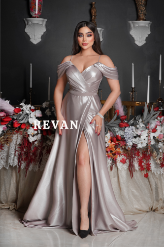 فستان سهرة فضي بلمسة أنوثة