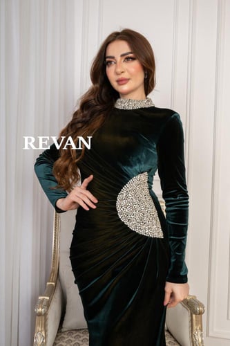 فستان قطيفه ريڨان مرصع بالكريستال