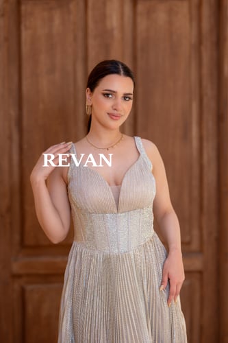 فستان لامع بكسرات فاخرة وقصة منفوشة