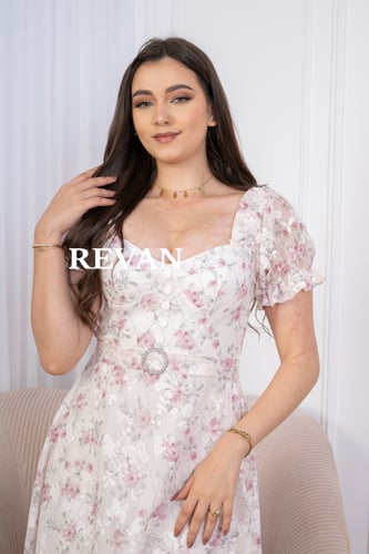 فستان ناعم بطبعات ورود رومانسية